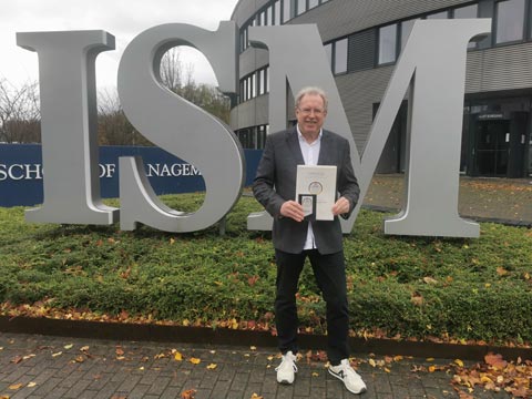 ISM Managing Director Professor Dr. Ingo Böckenholt with the award