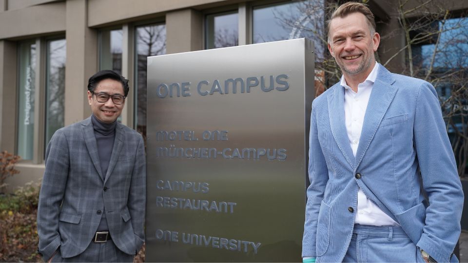 Daniel Müller (Motel One) with Daisuke Motoki (ISM)